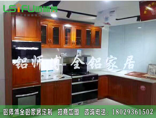 定制全鋁櫥柜和實(shí)木櫥柜價(jià)格有什么區(qū)別？