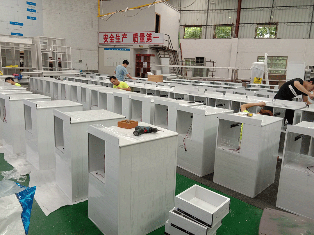 1000個醫(yī)用全鋁床頭柜趕貨中