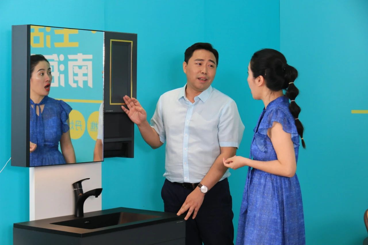 5.23號(hào)晚大瀝鎮(zhèn)長(zhǎng)和葉璇為鋁師傅全鋁衛(wèi)浴柜帶貨