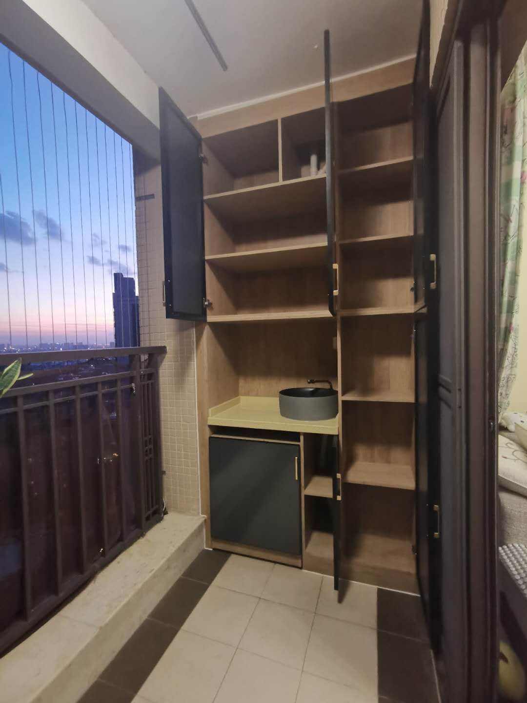 陽臺(tái)裝個(gè)多功能全鋁折疊收納柜也不錯(cuò)哦