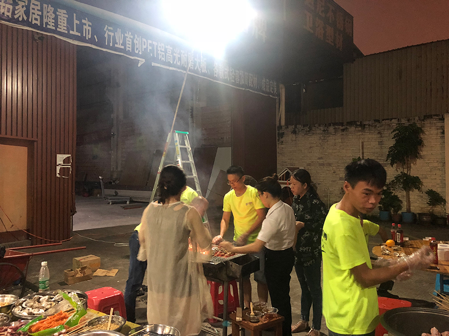 歐格美鋁業(yè)燒烤賀中秋迎國慶