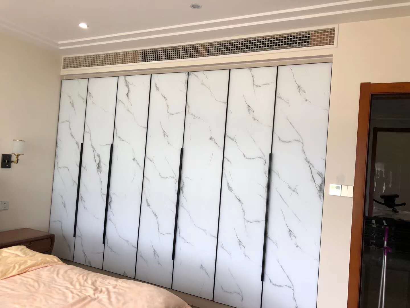 潮濕發(fā)霉的木質(zhì)家具,直呼全鋁家具“霉”你不行