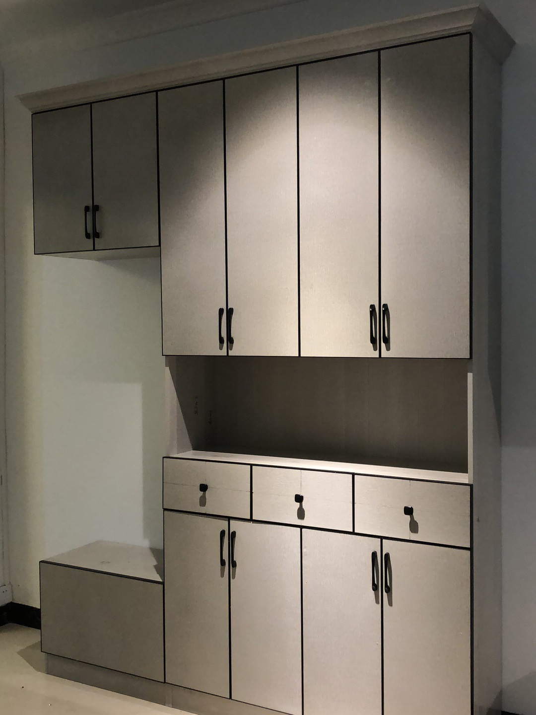 全鋁吊柜不僅能提升空間存儲能力,還能起到點綴